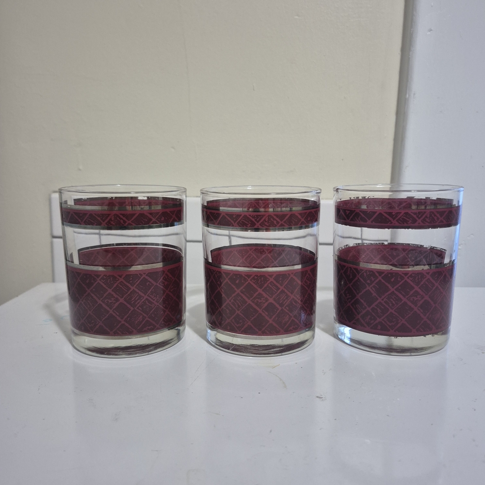 Elegant Red Patterned Glass Tumblers